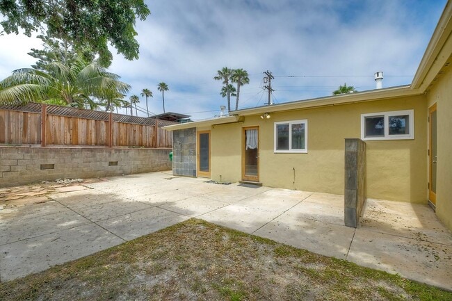 Building Photo - Coastal Living - Minutes from the Beach