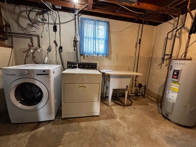 Building Photo - 3 Bedroom 2 Bath Duplex