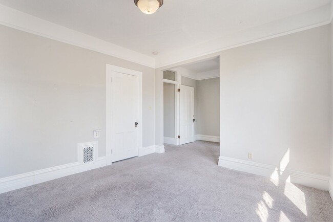 Building Photo - GATED OFF STREET PARKING - Top Floor Unit ...