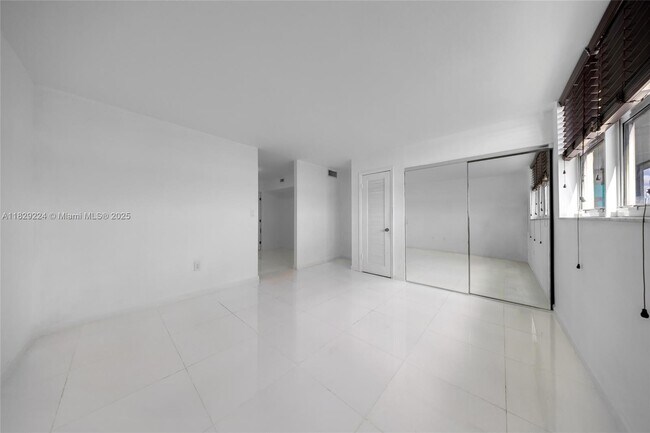Building Photo - 1175 NE Miami Gardens Dr