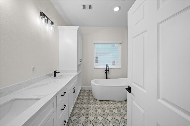 Building Photo - 1411 Bayou St