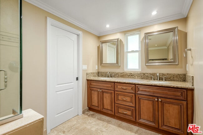 Building Photo - 1921 El Monte Dr