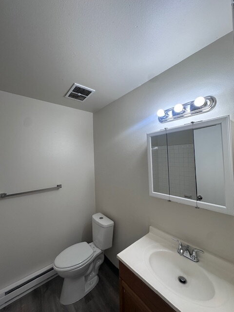 Building Photo - Charming Downstairs 2-Bed Oasis with Full Bath on SE Division - 836 Sq. Ft. of Portland Comfort!