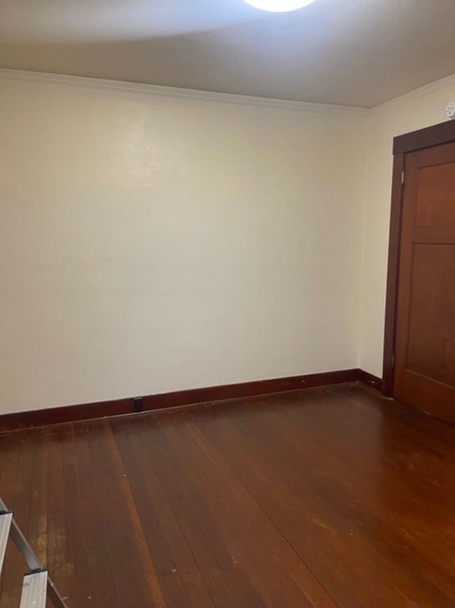 Building Photo - Spacious Craftsman Home