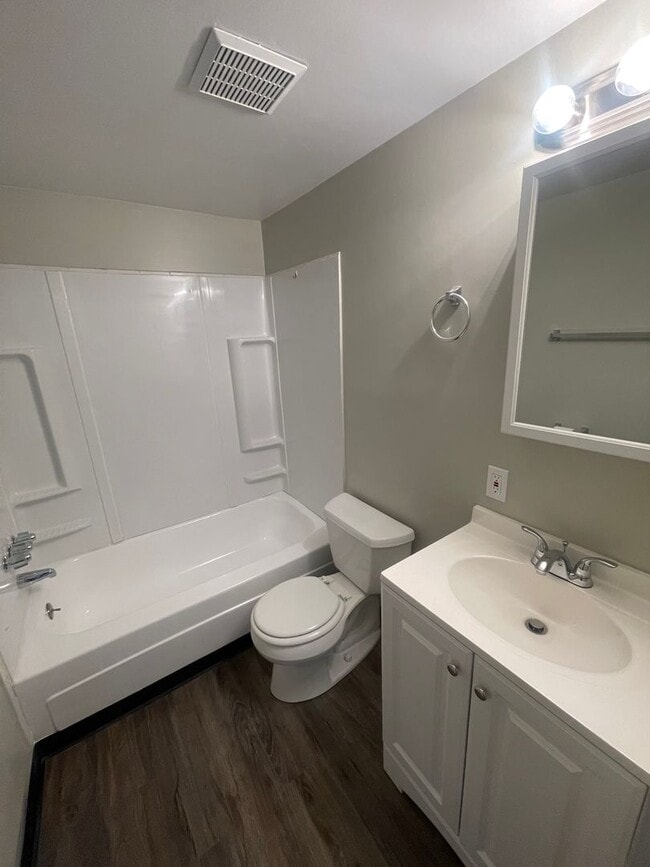 Building Photo - Recently Renovated 2 Bed, 1 Bath Condo for Lease NOW!