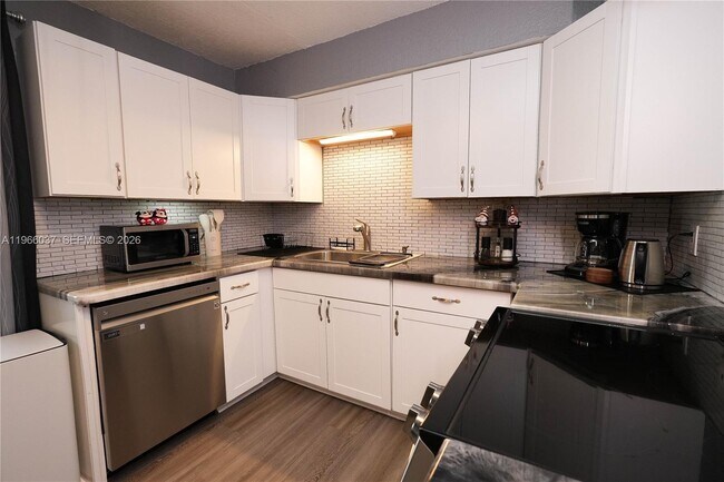 Building Photo - 742 Granada St