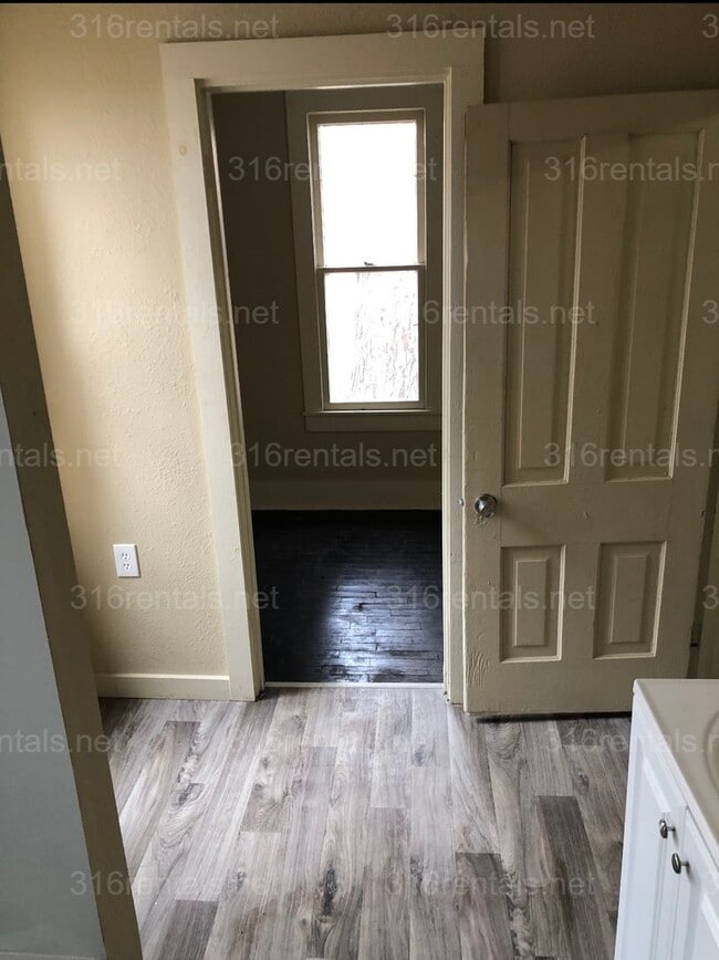 Building Photo - $1100  - 3 bed 1 bath - Single Family Home