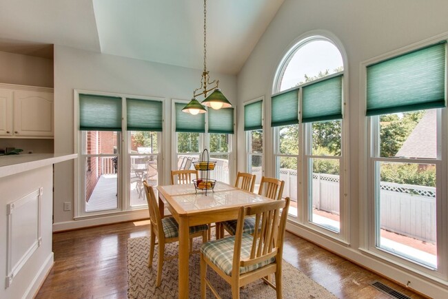 Building Photo - Spacious 4 Bed, 3 Bath Home in Convenientl...