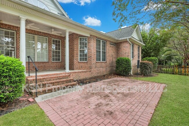 Building Photo - 5 Southernwood Pl