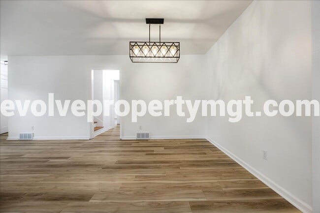 Building Photo - BEAUTIFUL EAST MEMPHIS 4/2!