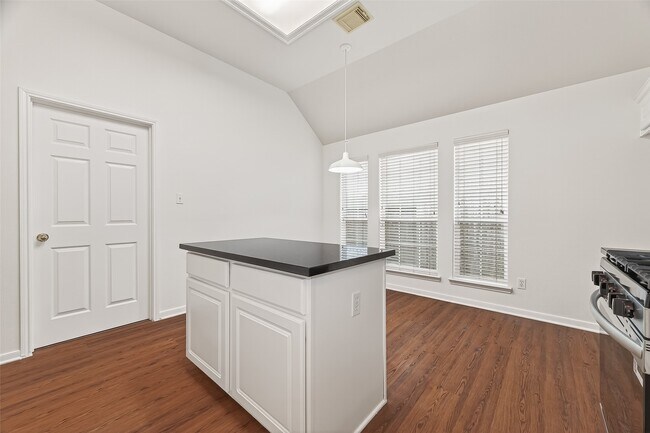 Building Photo - 2015 Waverly Glend Dr