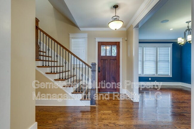 Building Photo - 210 38th Ave N