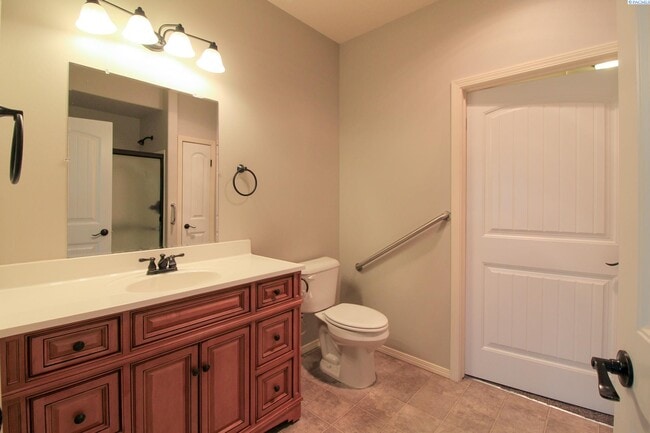 Building Photo - 3 Bed/2.5 Bath Kennewick Townhouse