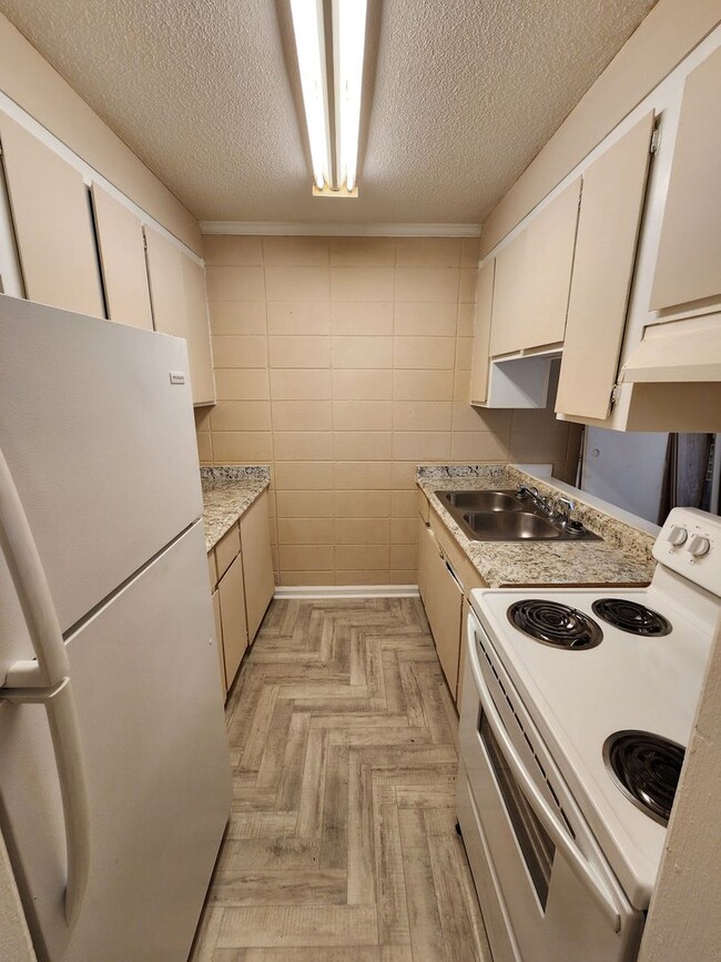 Building Photo - Comfy One Bedroom Apartment