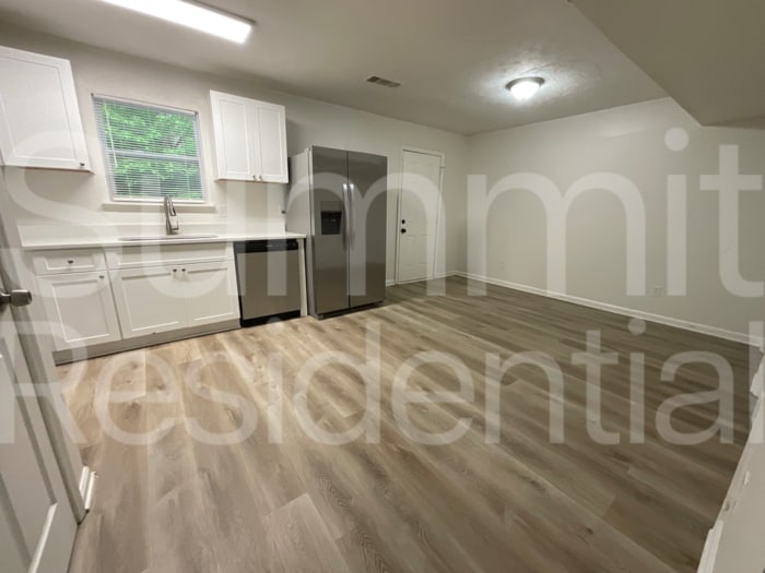 Building Photo - 5950 Stonewall Dr