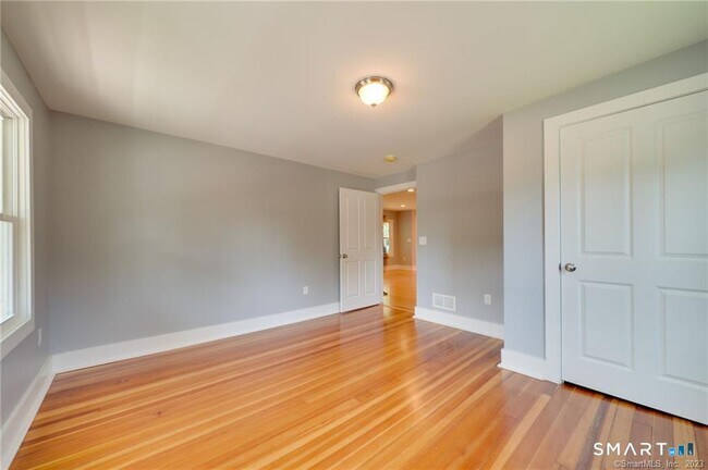 Building Photo - 157 River Rd