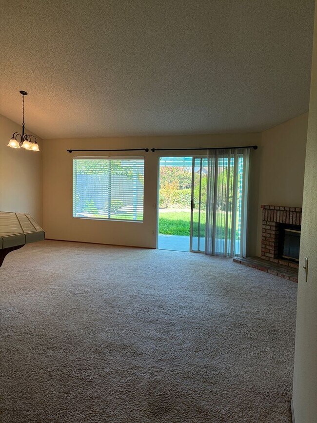 Building Photo - Move in Ready, single story 3 Bed / 2 Bath with Huge Backyard!