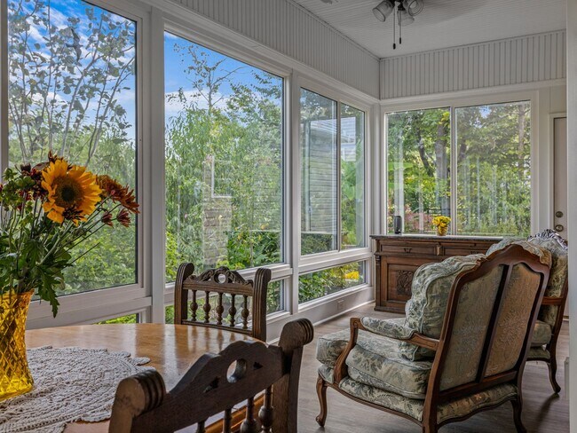 Building Photo - Beauty by the Water!