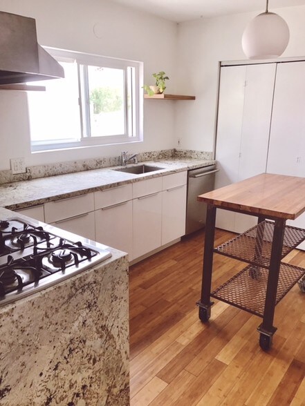 kitchen - 2566 S Spaulding Ave