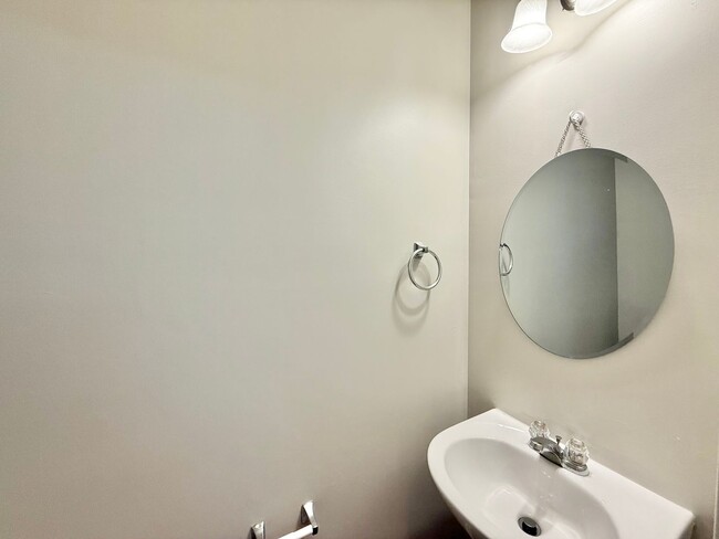 Building Photo - Charming 3BD, 2BA Apex Townhome In a Prime...
