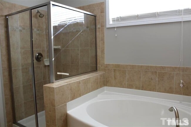 Building Photo - Beautiful 3BR Home in Desirable Kitts Creek RTP Location - MASTER DOWN