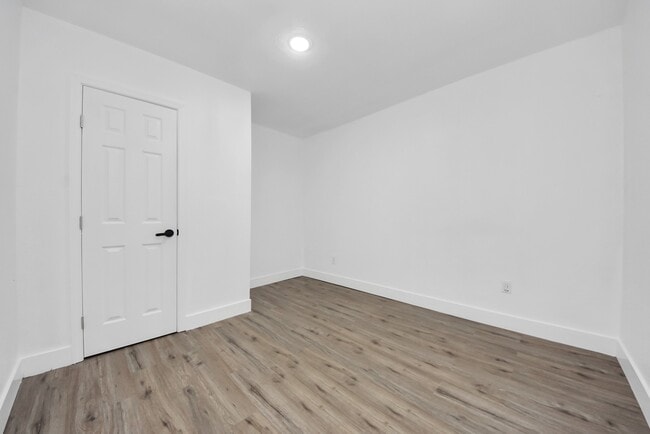 Building Photo - 1203 W 6th St