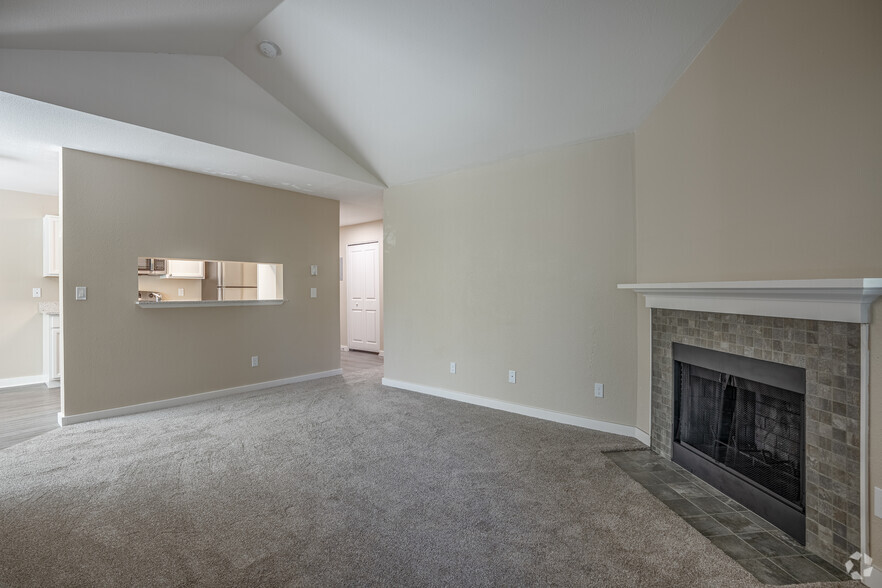 2BR, 2BA - 1052SF Living Room - Hampshire Downs