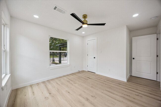 Building Photo - 1630 1/2-1632 Tabor St