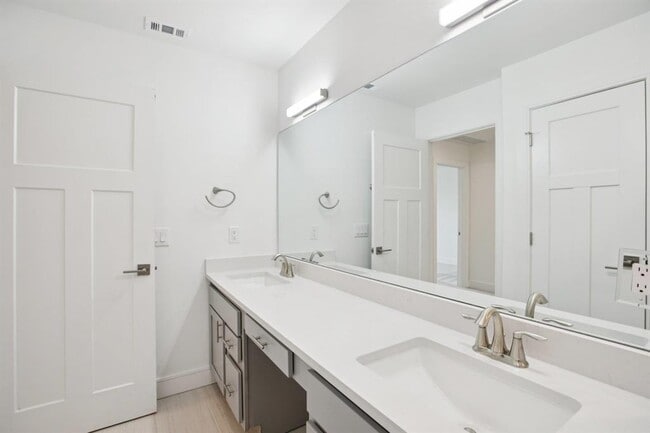Building Photo - 302 Tesla Cir