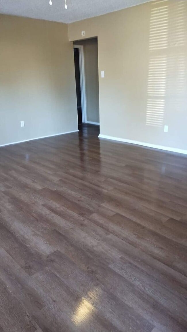 Building Photo - Welcome Home to Jefferson Square Apartments!