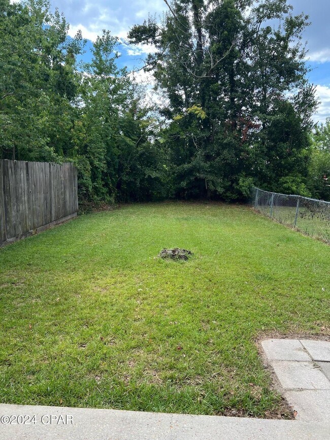 Building Photo - 1553 Mulberry Ave