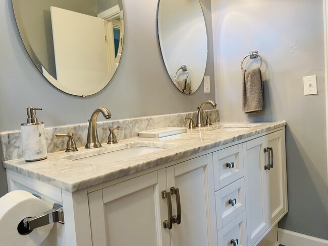 Main bathroom. - 1101 Brookwood Cir