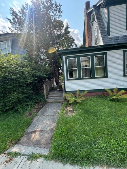 Building Photo - 361 S Winooski Ave