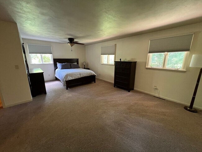 Building Photo - Welcome to this charming 3-bedroom, 3-bath...