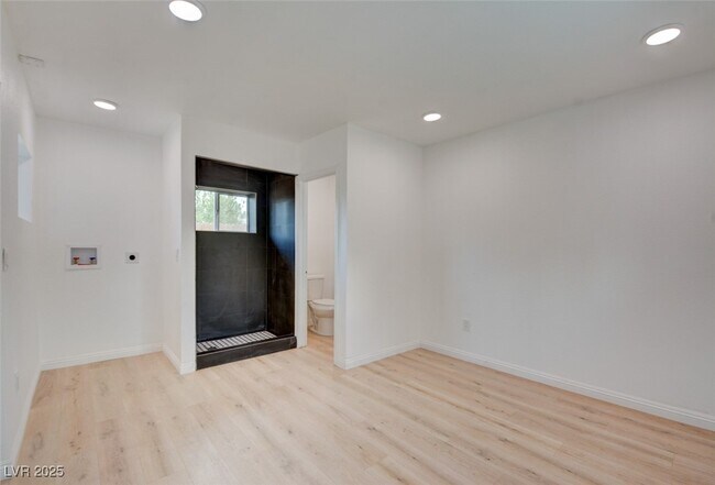 Building Photo - 1056 E Oakey Blvd