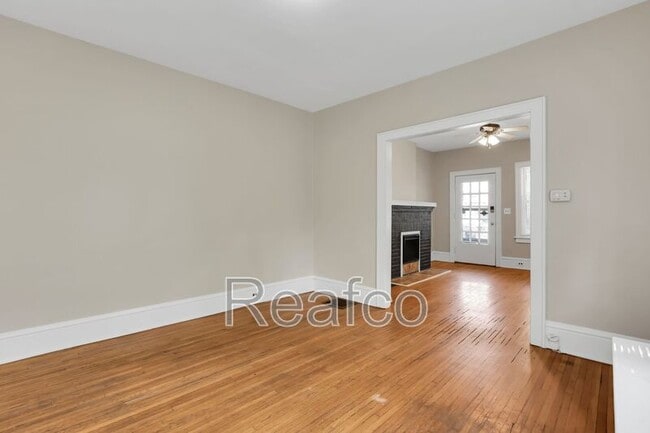 Building Photo - 463 Reinhard Ave