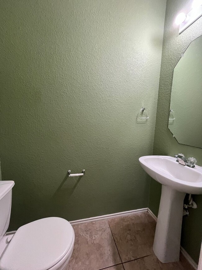 Building Photo - Great 3/2.5 Townhouse in Great Location