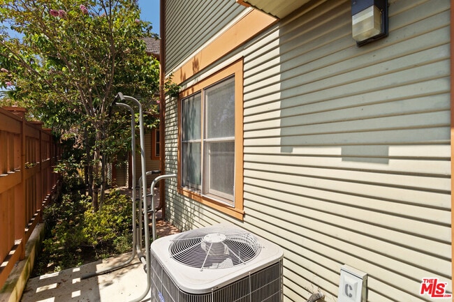 Building Photo - 2317 Scarff St