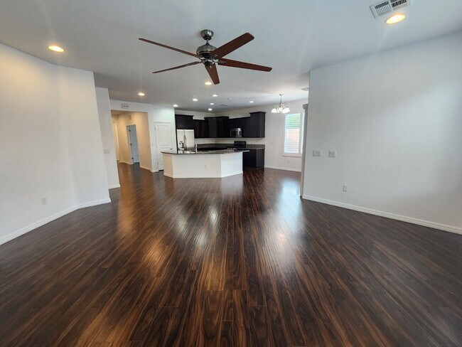 Building Photo - Lovely Single Story Home in Mountains Edge