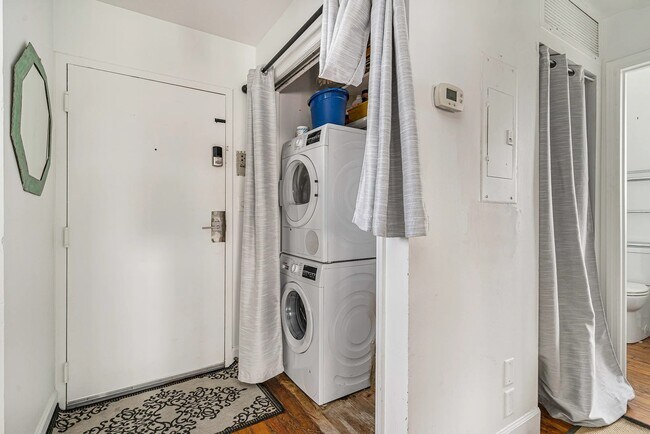 Building Photo - 350 King St