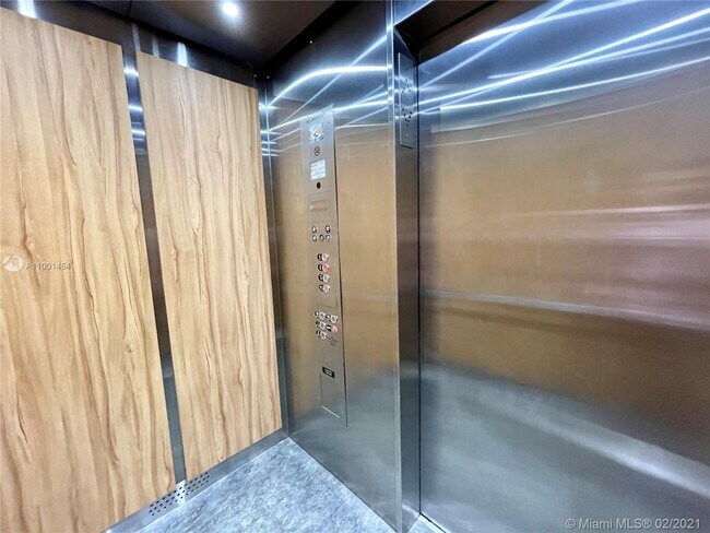 Building Photo - 8005 Lake Dr