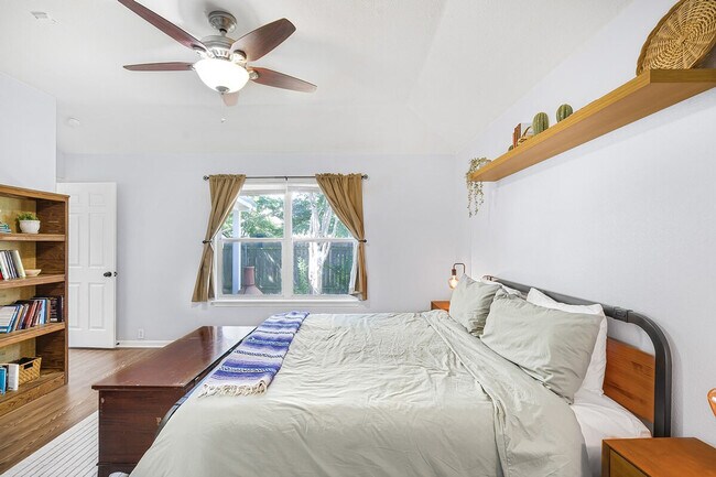 Building Photo - 904 Melted Candle Cove