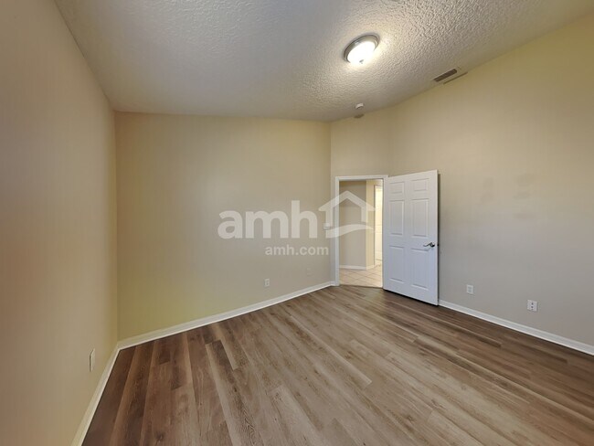 Building Photo - 2465 Saint Pauls Dr