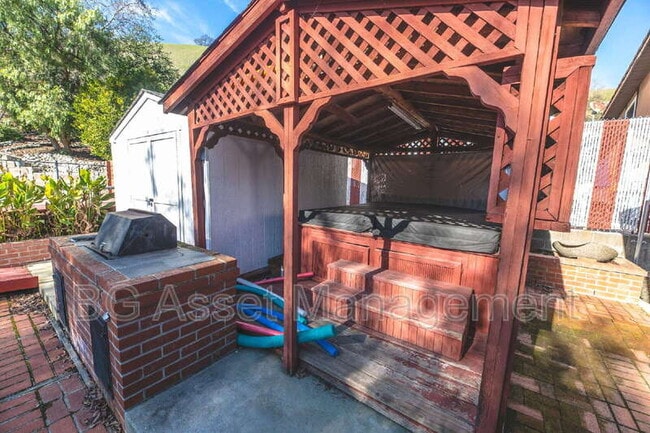 Building Photo - 2901 Doidge Ave