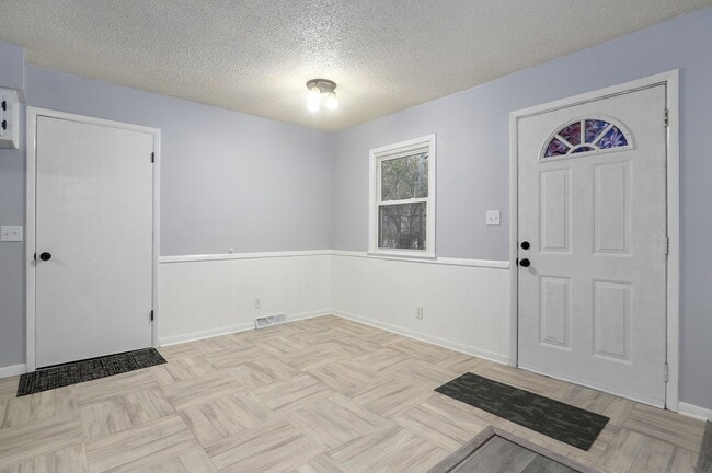 Building Photo - Newly Updated Home!