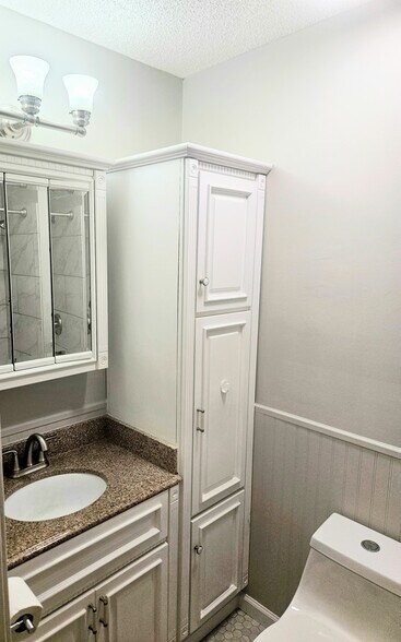 Master bedroom bathroom - 8300 Plaza Gate Ln
