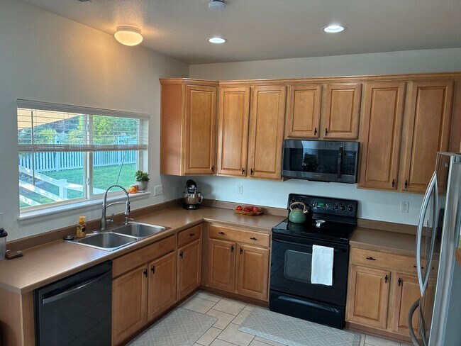 Building Photo - Beautiful 3-Bedroom, 2.5-Bathroom 2-Story ...