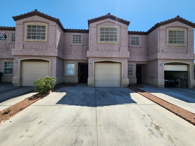 Primary Photo - Beautiful 3 Bedroom & 2 1/2 Bath Condo.