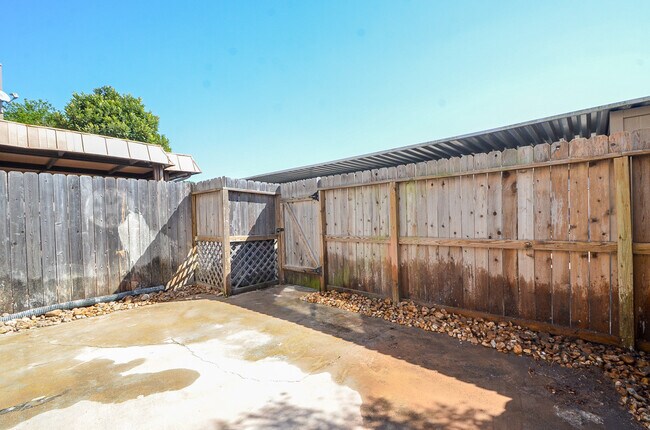 Building Photo - 3 BEDROOM TOWNHOME FOR LEASE IN LANGHAM CREEK