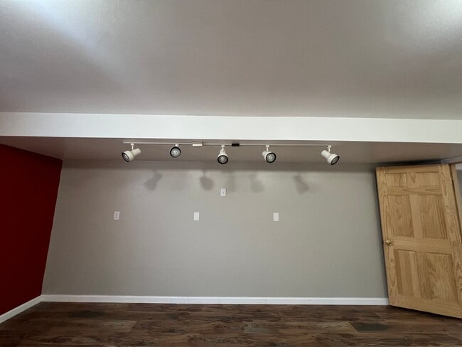 Building Photo - Large 5 Bedroom 2 Bathroom 2 Car Garage